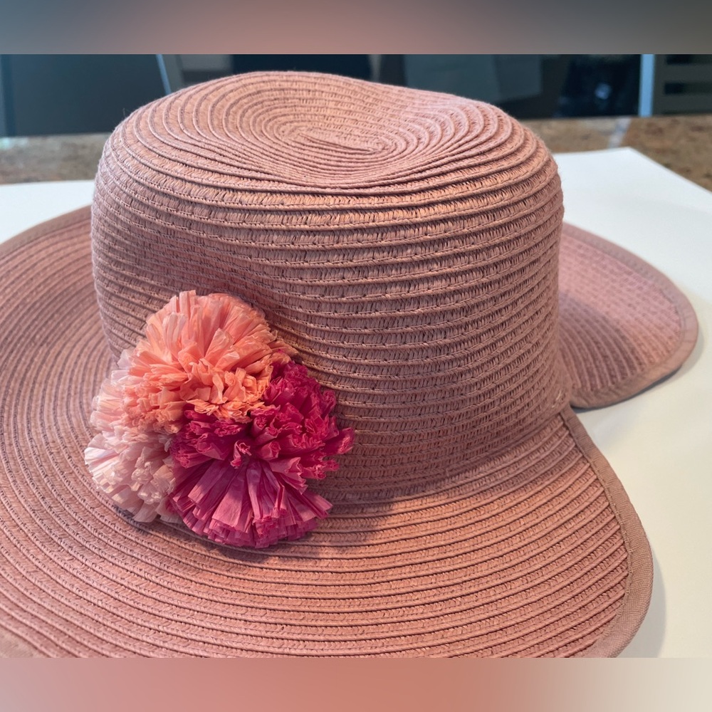 Beautiful, LIKE NEW, women’s summer hat !!! One size